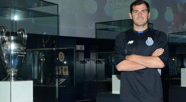 Iker Casillas ya es el jugador número 12 del Oporto