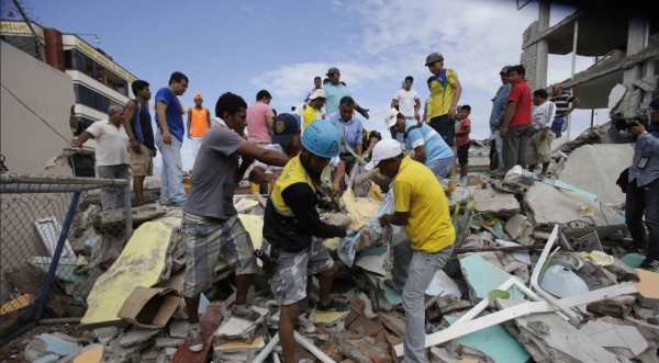 &nbsp;Nuevos rescates dan esperanzas tras terremoto de 7.8 en Ecuador