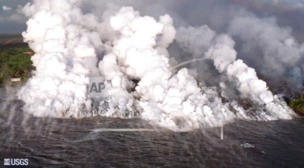 Esta imagen tomada de un video el lunes 4 de junio de 2018 y proporcionada por el Servicio Geológico de Estados Unidos muestra lava que ingresa al océano en la Bahía de Kapoho en Hawái.