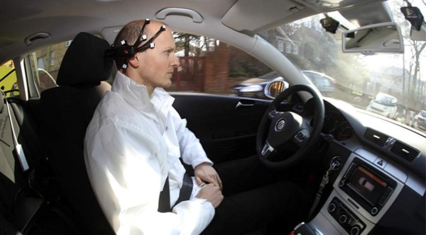 Crean un sistema para controlar el auto con la mente
