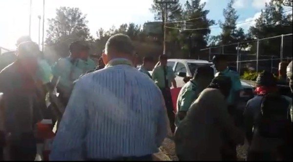 Estudiantes y seguridad privada de la UNAH casi se van a los golpes