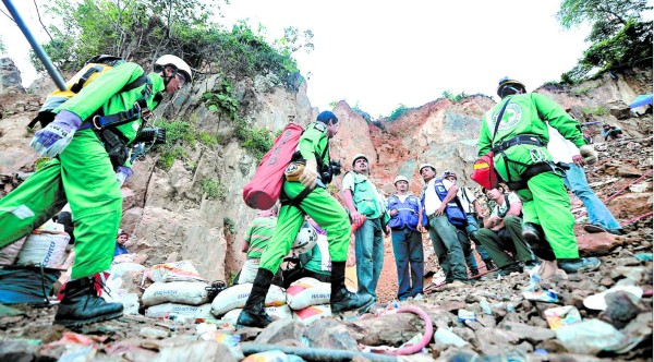 Socorristas de tres países se suman al rescate de los mineros del sur