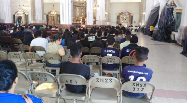 La Revo de Motagua realiza emotivo homenaje a víctimas de la estampida en la final de Honduras