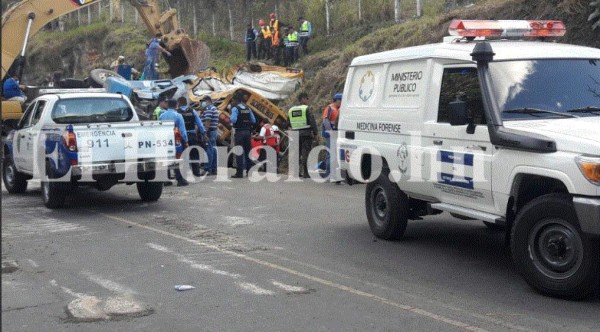 Abren techo de bus para sacar cuerpos de víctimas de accidente en la salida al sur de la capital de Honduras