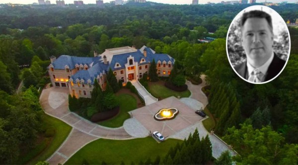 Pastor compra mansión por 'mandato de Dios'