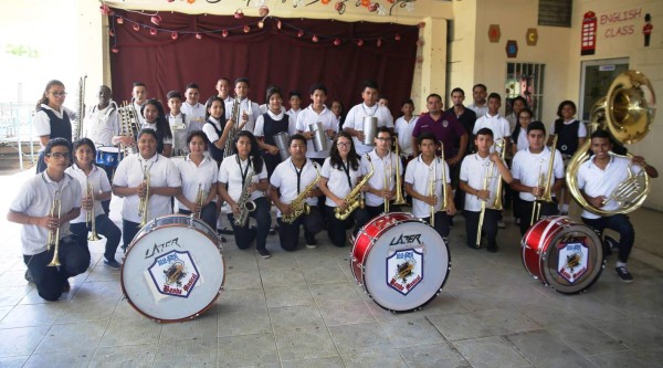 Este nutrido grupo de jóvenes dan todo su esfuerzo para representar de su mejor manera a su colegio en los desfiles.