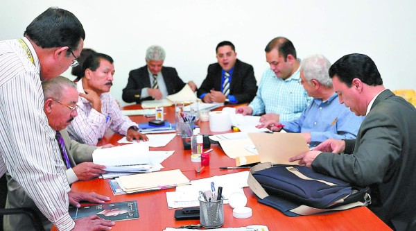 En EE UU indagan a 40 aspirantes a magistrados