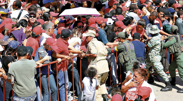 Llanto, golpes y desmayos por Hugo Chávez