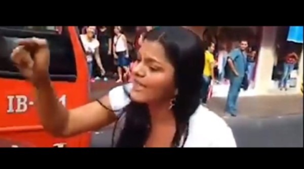 Mujer paraliza el tráfico por ataque de celos &nbsp;&nbsp;