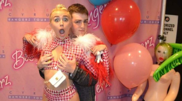 Captan a Miley Cyrus orindando en público