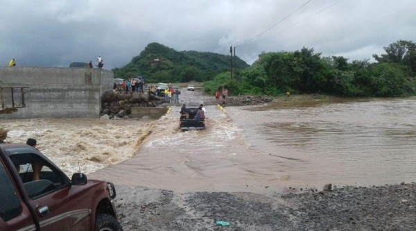 Imprudencia: Hondureños que retaron a la naturaleza cruzando ríos en temporada de lluvias
