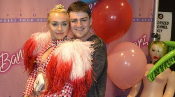 Captan a Miley Cyrus orindando en público