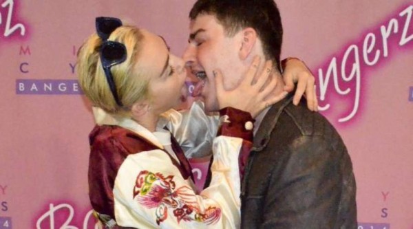 Captan a Miley Cyrus orindando en público