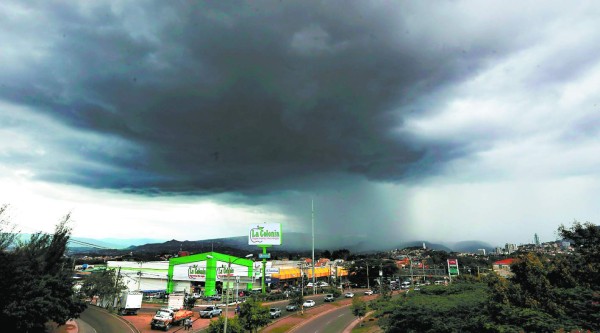Un muerto y daños en 15 colonias deja tormenta