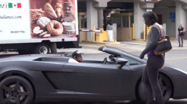 Lo rechazo, luego vio su auto y...