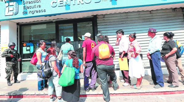 Gobierno ha reducido la burocracia en unos 25,000 empleados