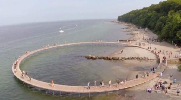 El puente infinito que visitan turistas