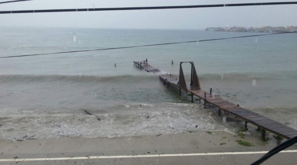 VIDEO: Así es el paso de la tormenta Earl por Roatán