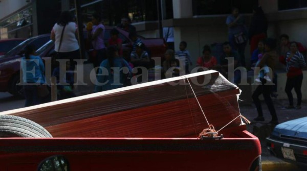 Honduras: Entregan a familias cuerpos de jóvenes víctimas de masacre en velorio