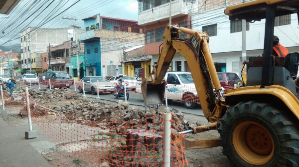 Alcaldía inicia trabajos de cambio de tubería en avenida Gutemberg