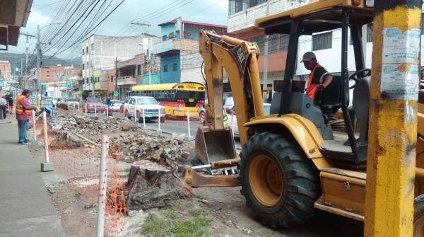 Alcaldía inicia trabajos de cambio de tubería en avenida Gutemberg