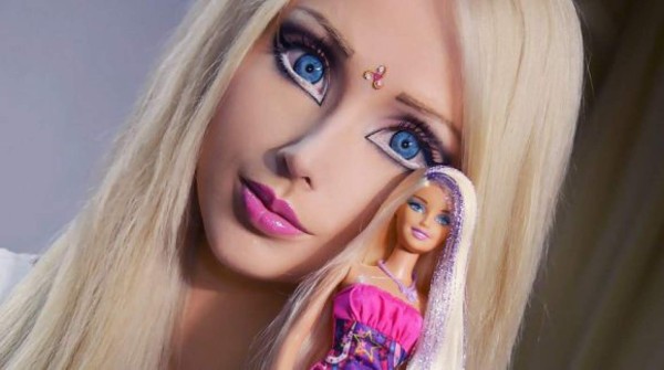 'Barbie humana' asusta a seguidores filmándose de forma extraña