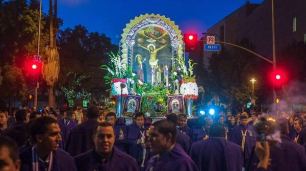 Imagen en una procesión frena a un bus y por 'milagro' salva a fieles