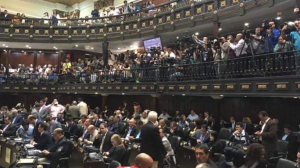 Siete argumentos clave del Parlamento para declarar 'abandono del cargo' de Maduro &nbsp;&nbsp;