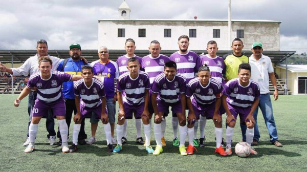 Hasta en las burocráticas de Tegucigalpa juegan con uniformes propios