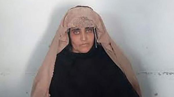La afgana de ojos verdes de National Geographic detenida en Pakistán