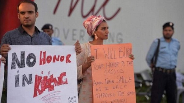 Dos hermanas asesinadas por su hermano en nombre del honor en Pakistán