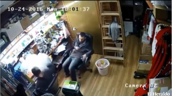 Video: Un celular iPhone 7 le estalla en las manos a uno de sus usuarios