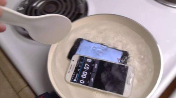 Galaxy S6 y iPhone 6 en agua hirviendo