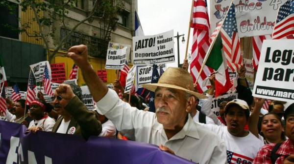 Hispanos marchan en Los Ángeles en apoyo a inmigrantes