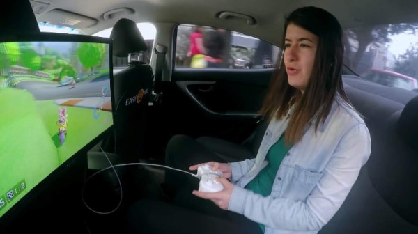 Taxis en Perú ofrecen servicio de videojuegos a pasajeros