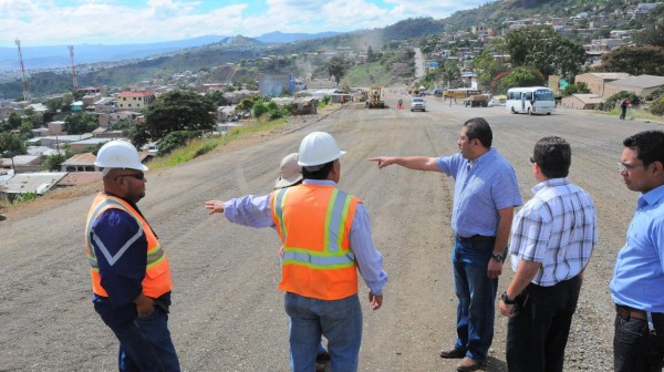 Colocan capa asfáltica para finalizar cuarta etapa