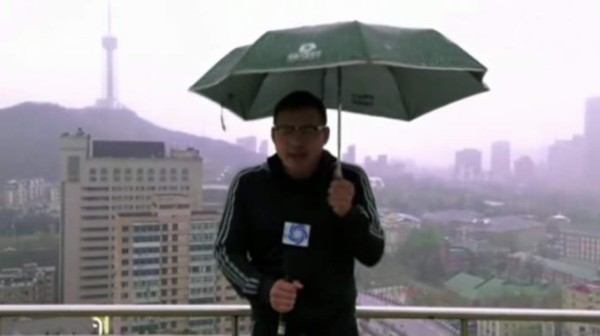 El eterno debate en internet: ¿Le cayó o no un rayo mientras informaba sobre el clima?