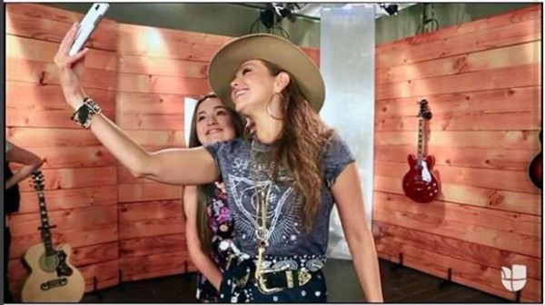 Quinceañera Rubí conoce en persona a su artista favorita Thalía