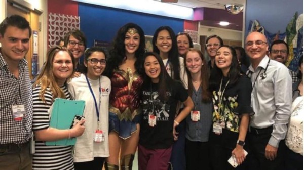 Gal Gadot se vistió de 'Mujer Maravilla' y sorprendió a niños con cáncer