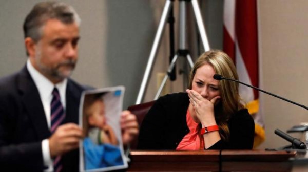 Cadena perpetua por dejar morir a su hijo en un coche bajo el sol en EEUU&nbsp;&nbsp;