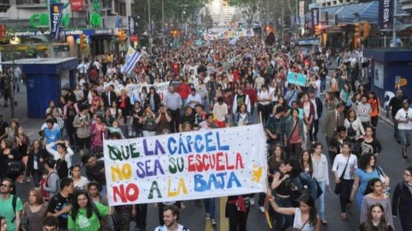 Miles marchan en Uruguay contra plebiscito que busca bajar la edad de imputabilidad penal