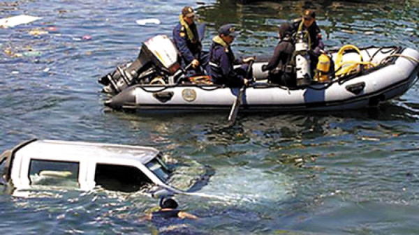 Cae al mar durante prueba de manejo