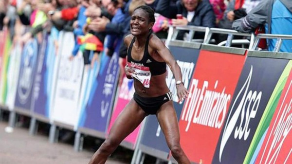Atleta colapsa en una maratón y llega a la meta arrastrándose&nbsp;&nbsp;