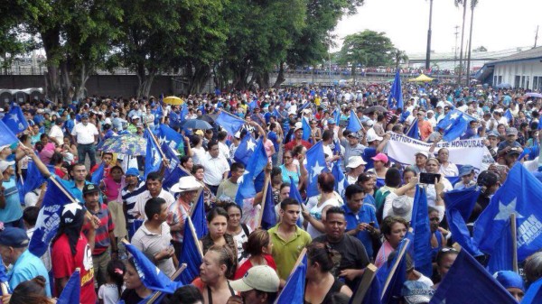 '¡Sí se pudo!” gritan nacionalistas al celebrar recolección de firmas