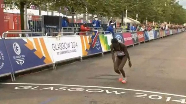 Atleta colapsa en una maratón y llega a la meta arrastrándose&nbsp;&nbsp;