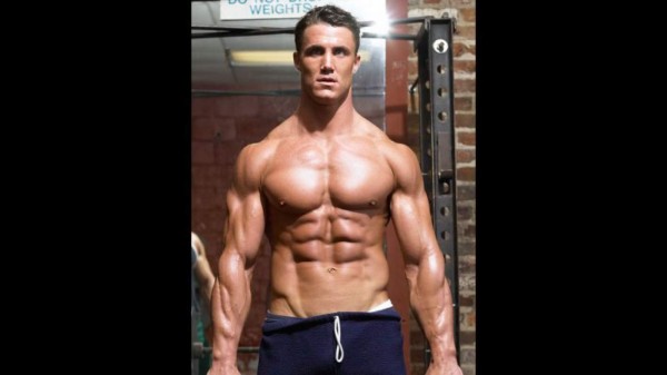 Modelo y estrella de TV muere atropellado por tren