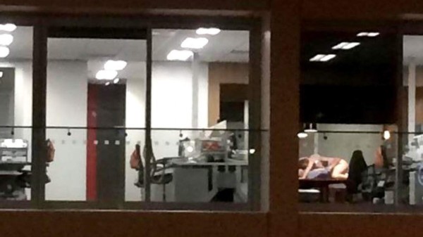 Los 'cachan' en la oficina