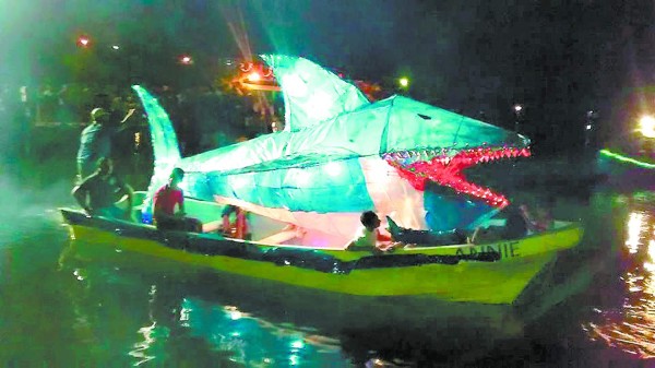 Espectacular noche de góndolas en Omoa