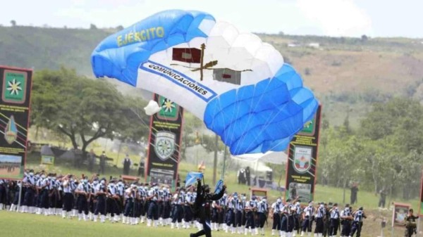 Paracaidista realiza un perfecto salto libre al amor