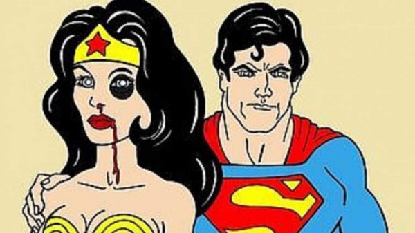 Homero Simpson golpea a Marge y Superman a la Mujer Maravilla